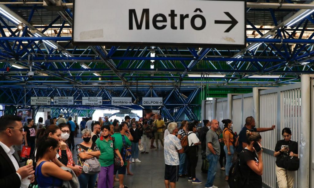 Estação de Metrô Lotada em São Paulo