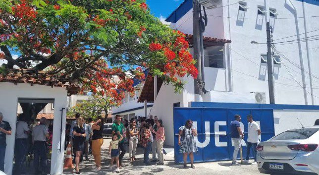 UERJ é inaugurada em Cabo Frio. No campus, que fica no bairro Jardim Flamboyant, terão os cursos de Medicina, Geografia e Ciências Ambientais