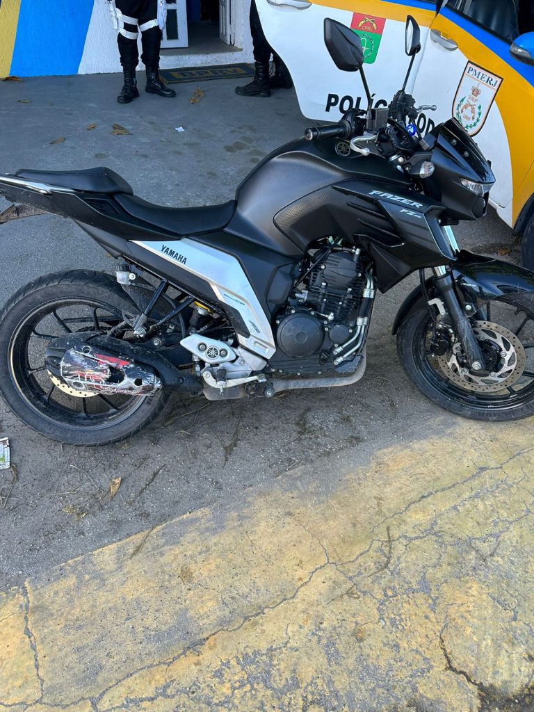 Recuperada moto roubada em Caxias. A motocicleta havia sido roubada em janeiro deste ano em Duque de Caxias e seguia para Cabo Frio. 