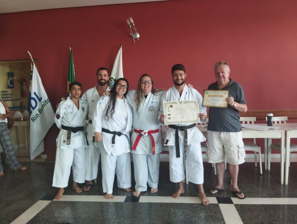 Graduação no karatê CDL Rio Bonito. O exame de faixa do projeto social da sede de Rio Bonito contou com a presença de 40 alunos