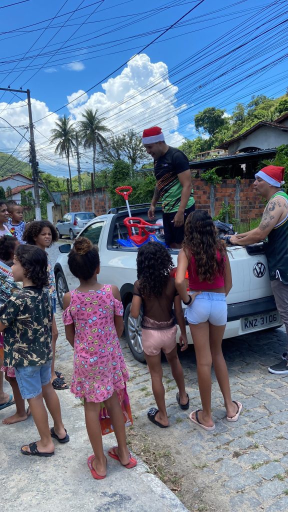 Ação social beneficia 250 famílias com cestas e brinquedos