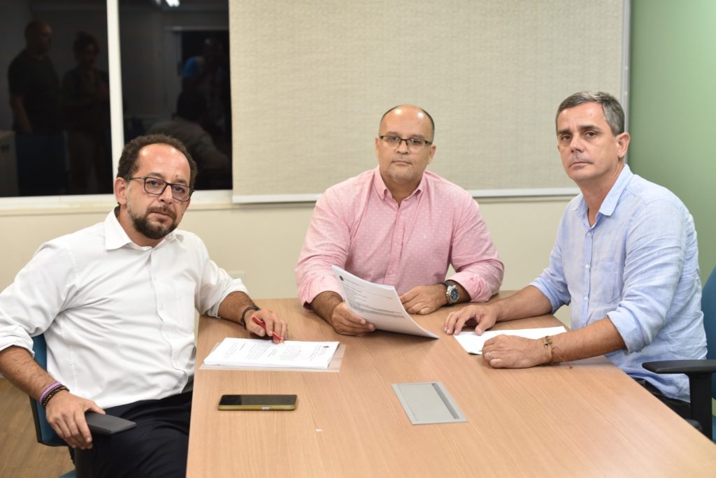 Maricá obtém decisão contra Enel. A Justiça decidiu que a Enel fica proibida de cortar a luz de qualquer consumidor por um prazo de 30 dias.