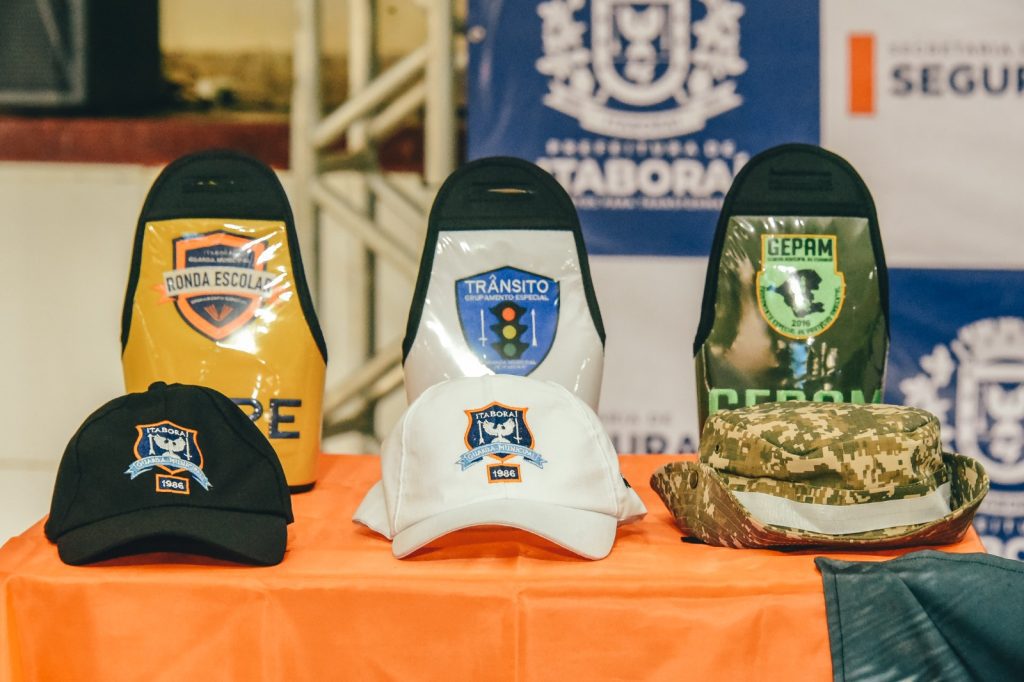 Novos uniformes da Guarda de Itaboraí. Os guardas municipais de Itaboraí ganharam novos uniformes e a carteira de identidade funcional.