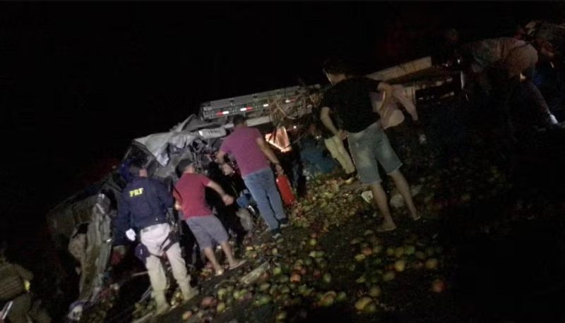 Batida entre caminhão e ônibus deixa 25 pessoas mortas na Bahia