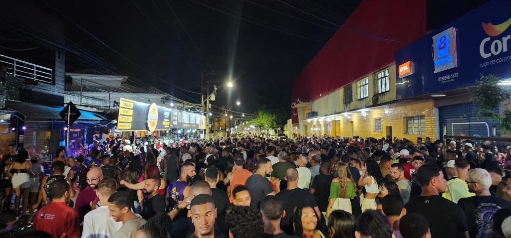 Carnaval de Rio Bonito 2024. O "Bloco Elas Querem" completa 12 anos de desfile em Rio Bonito e faz campanha para arrecadação de alimentos.