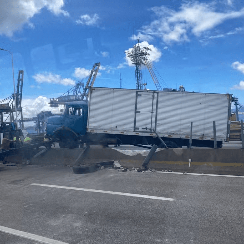 Caminhão bate e fica sobre mureta,  O acidente foi na altura da Reta do Cais, na pista sentido Niterói, Ninguém ficou ferido.