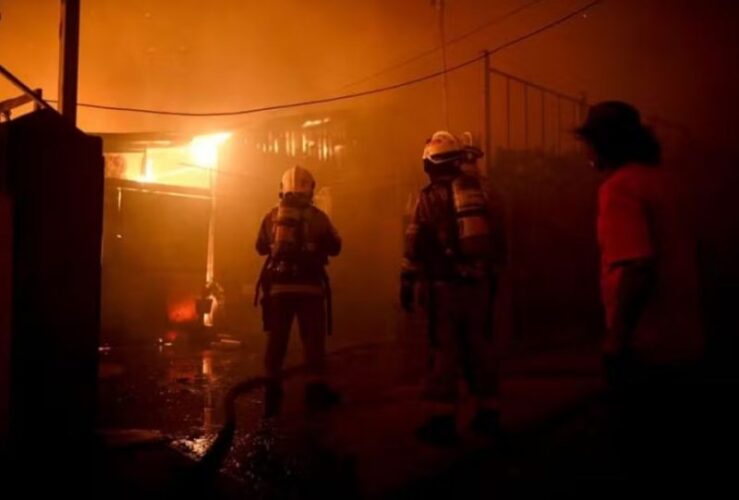 Incêndio florestal no Chile devasta cidade com mais de 90 mortos