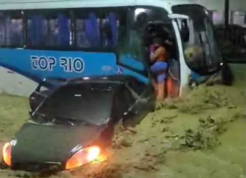 Homem faz resgate em Nova Iguaçu. Elas foram retiradas por um passageiro de um ônibus assim como uma irmã mais velha da bebê, segundo relatos