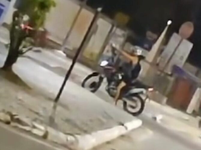 Polícia Civil prendeu mas Justiça soltou. Está em liberdade o homem acusado de atirar contra motoqueiros que faziam “rolezinho’ em Rio Bonito.