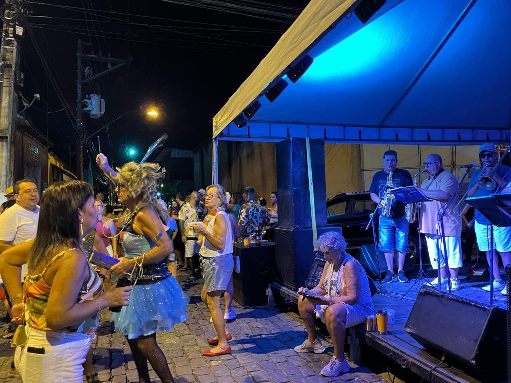 Sexta-feira de carnaval em Rio Bonito. Teve o Bloco FDA, Iris Diniz, banda Performance, Bloco Elas Querem e Bloco do Caneco no Centro.  