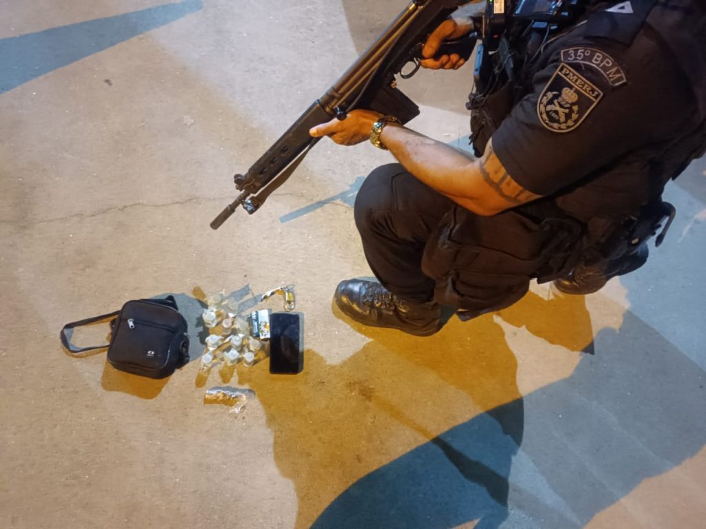 Apreensões em Rio Bonito. A primeira apreensão aconteceu na Rua Paulino Siqueira, na Praça Cruzeiro e a segunda no Centro da cidade.