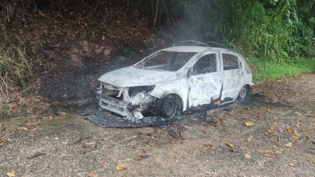 Carro de provedor de internet é incendiado no Bosque Clube, em Rio Bonito