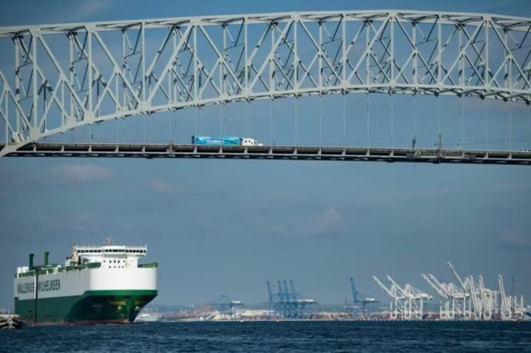 Ponte desmorona após ser atingida por navio nos EUA