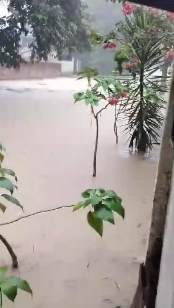 Chuva forte atinge Rio Bonito. O intenso volume de chuva que caiu em Rio Bonito na quinta-feira atingiu vários bairros da área urbana e rural