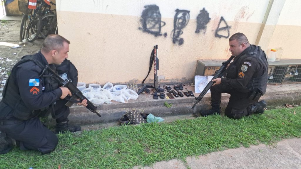 PM prende acusados e apreende drogas e armas no MCMV de Itaipuaçu, em Maricá  
