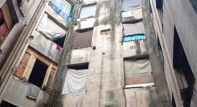 Grávida sequestrada é resgatada no Rio de Janeiro. Ela foi mantida num prédio abandonado depois que seu companheiro discutiu com traficantes