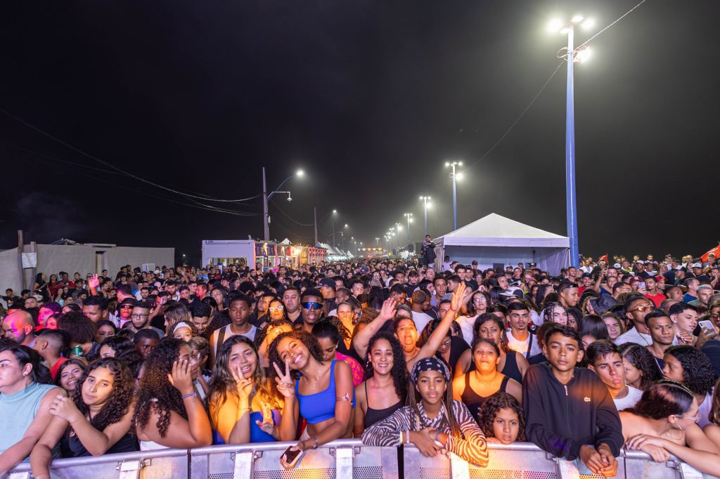 L7nnon na festa de aniversário de Maricá. Os shows de Itaipuaçu se encerraram, no próximo dia 23, recomeça a festa na Barra de Maricá.