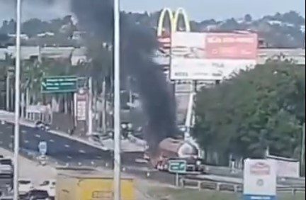 Carreta. Uma carreta que transportava combustível pegou fogo por volta nesta quarta-feira (7), na BR-040, sentido RJ, em Duque de Caxias.