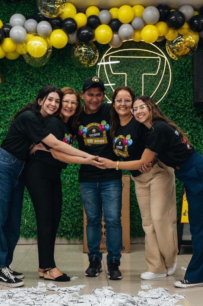 Tinoco Supermercados. Para comemorar os 28 anos de aniversário do Tinoco Supermercados, foram sorteados vale-compras para os clientes..