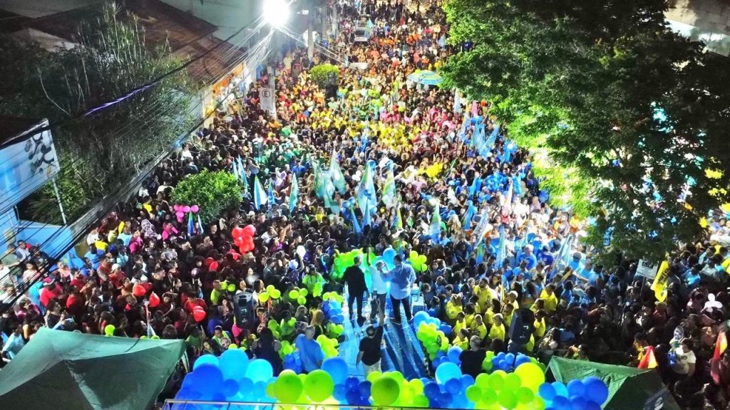 Rodrigo Medeiros. O comício do candidato a reeleição á Prefeitura de Tanguá, reuniu cerca de duas mil pessoas no Centro da cidade.