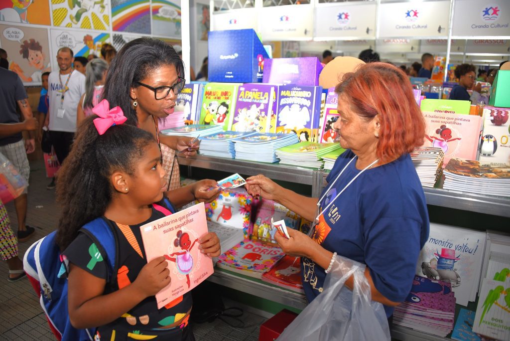 Mais de 142 mil pessoas. Já passaram mais 142 mil pessoas na primeira semana da 9ª edição da Festa Literária Internacional de Maricá (Flim)