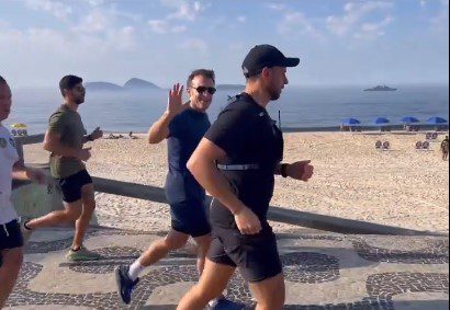 Presidente da França. Presidente da França, Emmanuel Macron, é flagrado correndo na orla do Rio, na Praia de Ipanema, na Zona Sul do Rio.