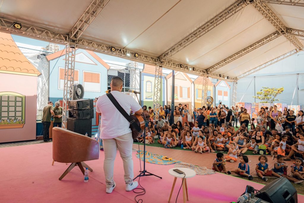 Festa Literária. A Flim promoveu na manhã desta quarta-feira (06/11) uma contação de histórias de Michelle Bittencourt, no palco da Flimzinha.