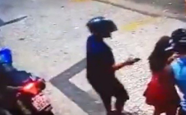 Mulheres. Um vídeo de mulheres sendo assaltadas na frente de um prédio no Flamengo, no RJ, causa medo entre moradores do bairro
