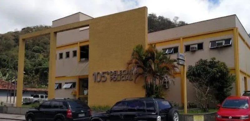 presa por engano. Um mulher foi a delegacia denunciar o marido e acabou presa por engano. Ela ficou três dias presa até que a soltassem