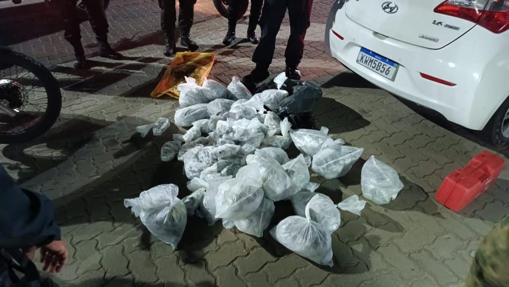 Mulher é presa transportando 36kg de drogas. Uma mulher foi presa transportando 36kg de drogas em São Pedro da Aldeia para Cabo Frio