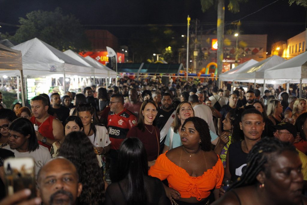 Festa do Porco. O primeiro dia da Festa do Porco de Rio Bonito reuniu riobonitenses na Praça Fonseca Portela, no Centro da cidade.