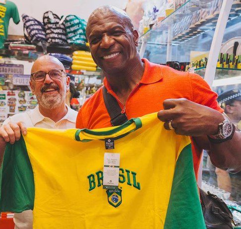 Ator Terry Crews. Ator Terry Crews come sanduíche de mortadela, canta e dança no Mercadão de São Paulo nesta terça-feira (21)
