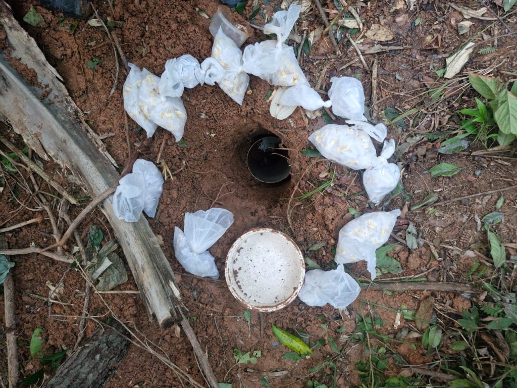 depósito de drogas. PM de Rio Bonito descobre depósito de drogas no Boqueirão com mais de 600 cápsulas de cocaína