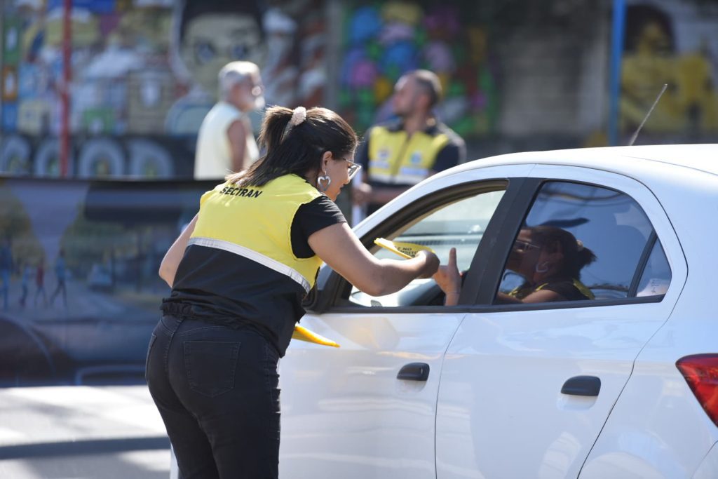 conscientização de condutores no trânsito. A campanha 'Café na Faixa', da Prefeitura de Maricá, busca conscientizar os condutores