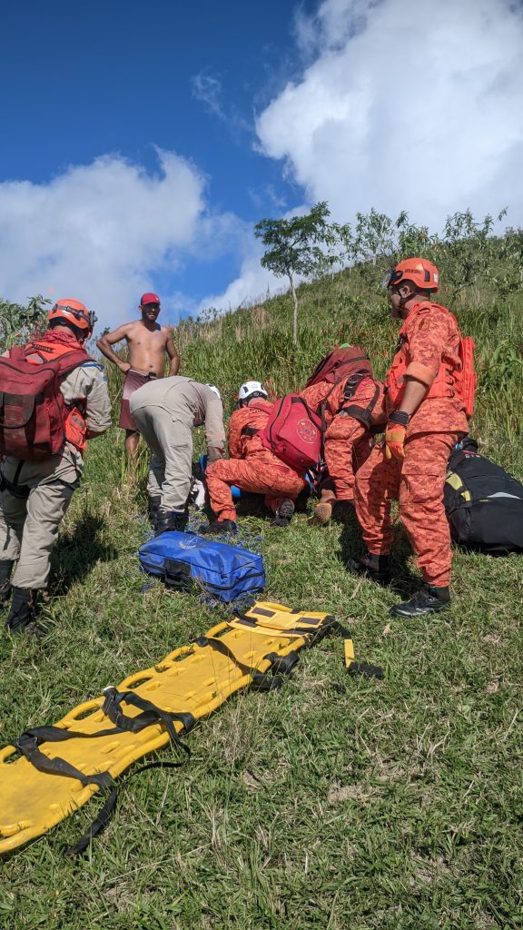 homem foi resgatado. Um homem foi resgatado com fratura após aterrissagem de parapente em Tomascar, Tanguá
