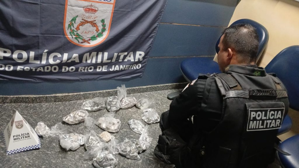 Silva Jardim. A Polícia Militar de Silva Jardim apreendeu, no bairro Boqueirão, cocaína, maconha e crack na noite da última quinta-feira
