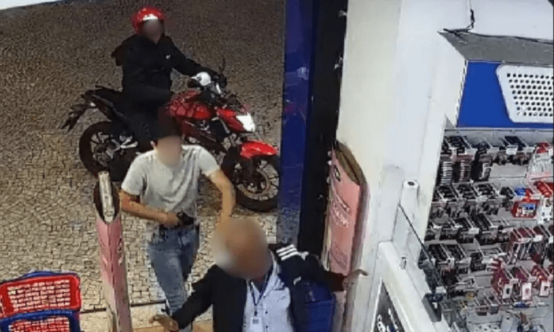 Homens armados. Homens armados invadiram e roubaram duas farmácias localizadas em diferentes pontos da cidade