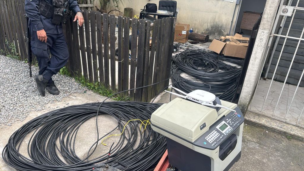 Polícias estouram central clandestina de internet e apreendem quase R$ 1 milhão em drogas em Maricá - Foto: GovRJ