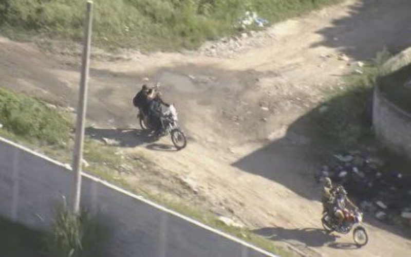 ARMADOS Bandidos com armas circulam de moto em São Gonçalo - Foto: Reprodução/ TV Globo
