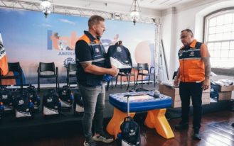 Alunos da rede municipal de ensino começam a receber kits escolares e uniformes em Itaboraí (5)