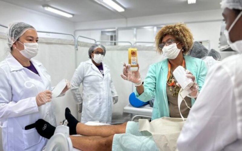 As alunas recebem orientações de uso dos produtos na depilação