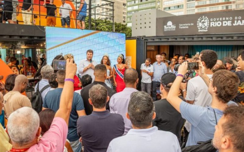 O secretário de Turismo Gustavo Tutuca e a Corte do Carnaval Carioca_crédito Fabrício Gomes