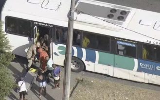 Passageira desmaia dentro de ônibus por causa do forte calor no Rio - Foto: Reprodução/TV Globo