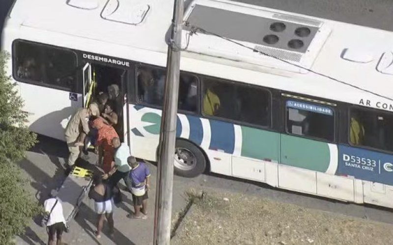 Passageira desmaia dentro de ônibus por causa do forte calor no Rio - Foto: Reprodução/TV Globo