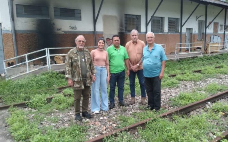 Os engenheiros João Bosco Setti e Hélio Rodrigues (primeiros à dieita) com Jocenildo Andrade, Sabrina Cardoso e Evaldo Nascimento na estação do Centro da cidade
