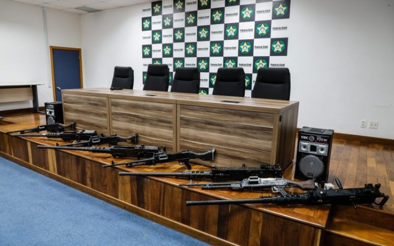 Secretário de Polícia Cívil apresenta metralhadoras apreendid Secretário de Polícia Cívil apresenta metralhadoras apreendid