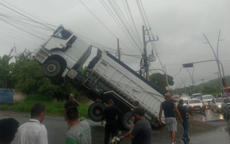 Rua da Colônia em Venda das Pedras, não faço ideia de como esse caminhão fez isso, mas as Equipe