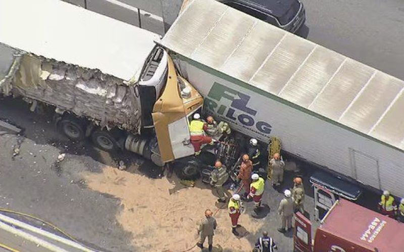 Colisão entre carretas e veículos na Via Dutra, no RJ, deixa nove feridos - Foto: Reprodução/TV Globo