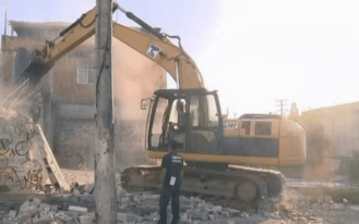  Ferro-velho irregular é demolido no Rio após reincidência: Dois são presos por recepção - Foto: Reprodução/TV Globo