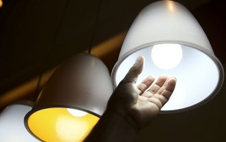 Brasília - O consumo de energia elétrica no país fechou os primeiros três meses do ano com queda acumulada de 4,2% em relação ao mesmo período do ano passado (Marcelo Camargo/Agência Brasil)